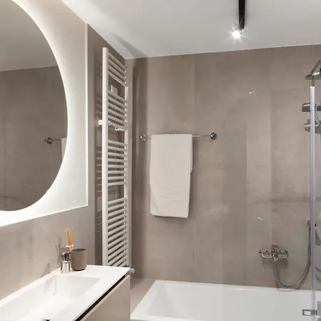 Luxury Penthouse View Pool Terrasse Sauna 메나지오